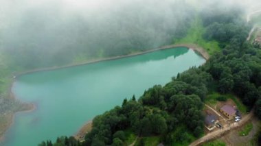 Turkuaz Yeşil Göl yemyeşil ormanlarla çevrili gökyüzünü yansıtır. Yürüyüş meraklıları, sakin bir ortamda nefes kesici manzaralardan, doğa ve açık hava maceralarının güzelliklerini göstermekten hoşlanırlar. Georgia.