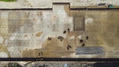 İnşaatçılar yeni binanın temelini atıyorlar ve kazıcı bu süreçte yardımcı oluyor. Sahne, endüstrinin özünü ve inşaat endüstrisinin gelişimini yakalıyor. Batumi, Georgia.