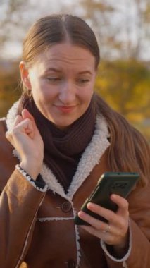 Genç kadın telefonunda kısa mesaj okuyor ve bir dizi olumsuz duygu yaşıyor, karmaşadan üzüntüye, öfkeden dikey videoya.