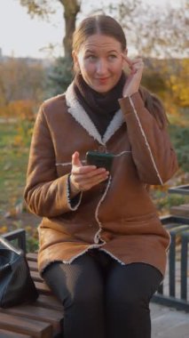 Genç kadın telefonunda kısa mesaj okuyor ve bir dizi olumsuz duygu yaşıyor, karmaşadan üzüntüye, öfkeden dikey videoya.