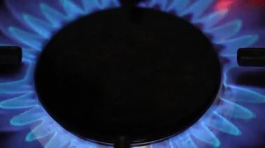 Ocaktaki gaz ocağı, parlak mavi alevle yanıp tutuşuyor. Alev küçük başlar ve büyür, büyüleyici bir görüntü yaratır. Yavaş çekim.