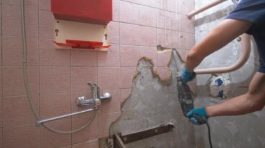 Ocaktaki gaz ocağı, parlak mavi alevle yanıp tutuşuyor. Alev küçük başlar ve büyür, büyüleyici bir görüntü yaratır. Yavaş çekim.