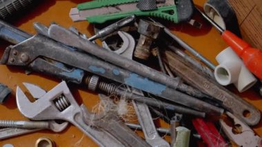 PVC borular ve tesisat tesisatı inşaat halindeki evde montajı, banyo ve mutfaklara kurulum hazırlığı