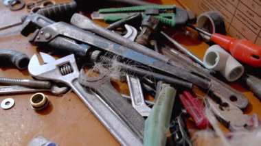 PVC borular ve tesisat tesisatı inşaat halindeki evde montajı, banyo ve mutfaklara kurulum hazırlığı