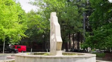 Şehrin sembolü olan Borjomi 'deki ikonik heykel veya geyik heykeli Central Park' ın kalbine yükseliyor ve bölgenin doğal güzelliğinin sanatsal tasviri ile ziyaretçileri cezbediyor.