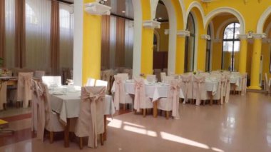 Yuvarlak masalı ve kurdeleli bej sandalyeli büyük balo salonu misafirleri bekliyor. Unutulmaz bir düğün ya da ziyafet için klasik ve sofistike bir ortam sunuyor..
