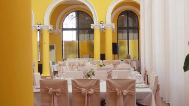 Yuvarlak masalı ve kurdeleli bej sandalyeli büyük balo salonu misafirleri bekliyor. Unutulmaz bir düğün ya da ziyafet için klasik ve sofistike bir ortam sunuyor..