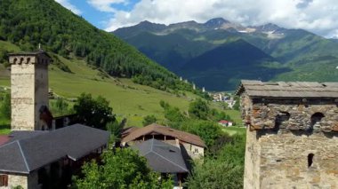 Mestia 'yı çevreleyen görkemli dağlar, Gürcistan' ın svaneti bölgesindeki pitoresk bir kasaba, antik Svan kuleleri ile noktalanmış, zengin tarihi ve mimari mirasının kanıtı Drone..