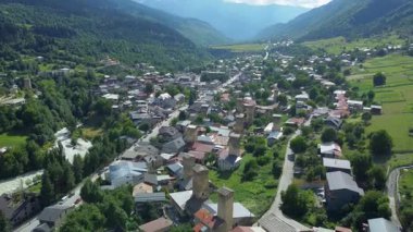 Vadideki Mestia kasabasını çevreleyen yemyeşil bitki örtüsü, ünlü Svan kuleleri ve geleneksel insansız hava aracı binalarını gözler önüne seriyor..