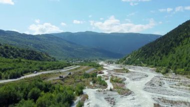 Görkemli dağlar, suların yemyeşil bitki ve çayırların arasından geçerek dingin ve büyüleyici manzaralar yarattığı pitoresk vadiyi kuşatır. İHA 'dan ateş ediliyor.
