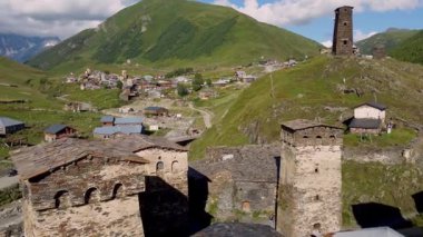 UNESCO 'nun Kafkasya Dağları' ndaki Dünya Mirası Bölgesi, Ushguli köyü üzerindeki Majestic Svan kuleleri, ortaçağ mimarisi ve nefes kesici doğal güzelliğin birleşimi...