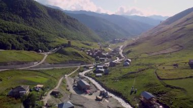 Gürcistan 'ın Svaneti bölgesindeki Kafkasya Dağları' nda yer alan UNESCO Dünya Mirası Bölgesi 'nin Ushguli köyü geleneksel taş kulelerini sergiliyor. İHA 'dan ateş ediliyor.