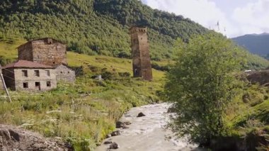 Ortaçağ taşından Svan kuleleri akarsu akıntısı boyunca durmakta ve yemyeşil ve pitoresk mimari mirası olan dağ vadisinin tarihi manzarasını gözler önüne sermektedir.
