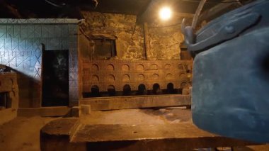 Margiani ailesinin eski Svan evinin detaylı görüntülerini yakalayın, Gürcistan, Svaneti, Mestia 'daki loş ışıklandırmada tarihi işçilik ve tasarım unsurları sergileniyor.