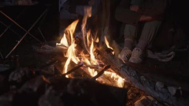 Közlerin üzerinde cızırdayan et şişleri, akşam sıcaklığı ve yemek pişirme cazibesiyle kırsal kamp atmosferi yaratır..