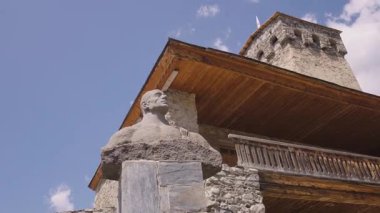 Mestia, Georgia 'daki Khergiani' nin evi. Bu sarayda SSSR dağcısı Mikhail Khergiani doğdu ve büyüdü..