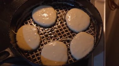 Pofuduk krep hamuru yavaş yavaş cızırdayan demir tavada yükseliyor, altın dokuları ve lezzetli ev yapımı kahvaltı hazırlama sürecini gözler önüne seriyor.