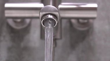 Paslanmaz çelik musluk hassas su akışını serbest bırakıyor, kademeli olarak yavaşlıyor ve duruyor, çağdaş yerleşim ortamlarında su koruma ilkelerini vurguluyor
