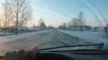 Ön cam silecekleri, Kış Yolu 'nda Donmuş Yağış' tan Temiz Araba ön camı Altın Gün batımında sınırlı görüş mesafesine sahip Dondurucu Hava Yolu 'nda geziniyor. Ön cam yıkama sıvısı donmuş..