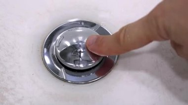 Yakın çekim sekansı, insanın elinin krom kaplamalı lavaboyu açıp kapayarak beyaz seramik lavaboya boşalttığını gösteriyor. Bu da işlevselliğini ve su akışının kontrolünü gösteriyor.