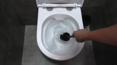 Profesyonel temizlik süreci klozetin iyice ovalanmasını, özel fırça kullanılmasını, banyo hijyeninin ve temiz tuvalet ortamının en yüksek standartlarının korunmasını içeriyor.