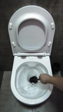 Profesyonel temizlik süreci klozetin iyice ovalanmasını, özel fırça kullanılmasını, banyo hijyeninin ve temiz tuvalet ortamının en yüksek standartlarının korunmasını içeriyor.