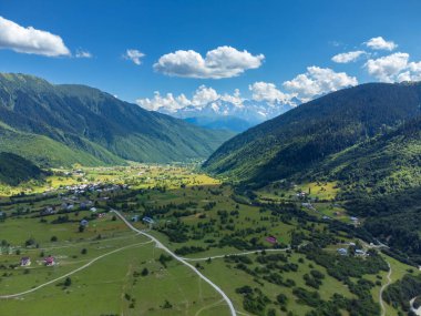 Görkemli dağlar, yemyeşil vadiler ve geleneksel Svan kuleleriyle çevrili Svaneti, Georgia 'daki köyün çarpıcı hava manzarası.