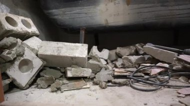 Yıkımlar, beton bloklar, kırık seramik fayanslar ve yıpranmış küvet çevresindeki yıpranmış banyo yenileme projesini ortaya çıkardı.