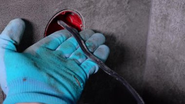 Elektrik kablolarını kesen profesyonel elektrikçi, özel pense ve koruyucu eldivenlerle hassas kablo yerleştirme işlemini gösteriyor.