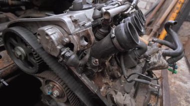 Kullanılmış arabanın motoru monte edilmeye hazır, tüm parçaların düzgün bağlandığından ve elektrikli araca hazır olduğundan emin olmak için. Garajda ya da serviste..