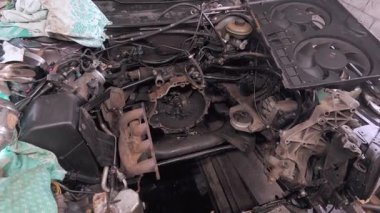Detaylı motor parçalanması profesyonel garaj atölyesinde kapsamlı otomotiv onarım işlemi sırasında hassas mekanik bileşenleri ortaya çıkarıyor