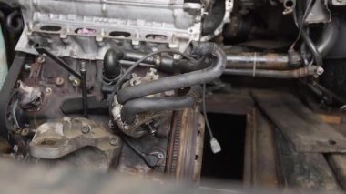 Kullanılmış arabanın motoru monte edilmeye hazır, tüm parçaların düzgün bağlandığından ve elektrikli araca hazır olduğundan emin olmak için. Garajda ya da serviste..