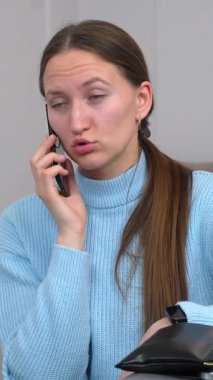 Turist gergin bir şekilde otel yatağında bavullarının yanında oturuyor. Acil bir telefon görüşmesi. Endişeli bir ifadeyle seyahatin olası komplikasyonlarını tartışıyorlar.