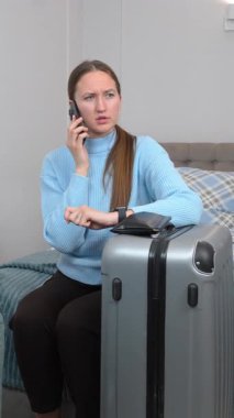 Turist gergin bir şekilde otel yatağında bavullarının yanında oturuyor. Acil bir telefon görüşmesi. Endişeli bir ifadeyle seyahatin olası komplikasyonlarını tartışıyorlar.