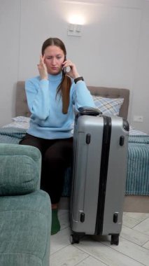 Turist gergin bir şekilde otel yatağında bavullarının yanında oturuyor. Acil bir telefon görüşmesi. Endişeli bir ifadeyle seyahatin olası komplikasyonlarını tartışıyorlar.
