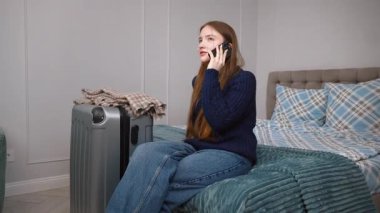 Heyecanlı genç kız valizinin yanında oturuyor, telefon görüşmeleri duygusal bir yolculuğa hazırlanıyor, yaklaşan yolculuktan korkuyor.