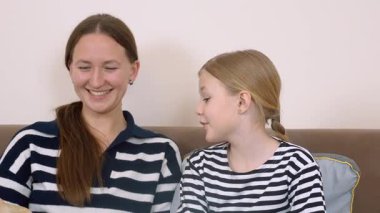 Annem çocuğuyla güzel vakit geçirmekten, kitap okumaktan ve rahat bir koltukta sohbet etmekten, sıcak ve sevgi dolu bir ortam yaratmaktan hoşlanıyor.