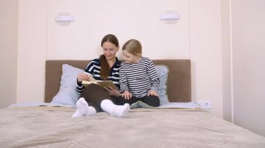 Annem çocuğuyla güzel vakit geçirmekten, kitap okumaktan ve rahat bir koltukta sohbet etmekten, sıcak ve sevgi dolu bir ortam yaratmaktan hoşlanıyor.