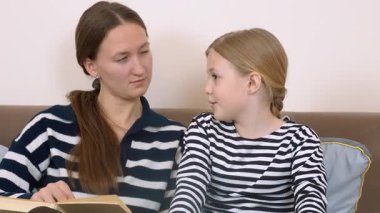 Annem çocuğuyla güzel vakit geçirmekten, kitap okumaktan ve rahat bir koltukta sohbet etmekten, sıcak ve sevgi dolu bir ortam yaratmaktan hoşlanıyor.