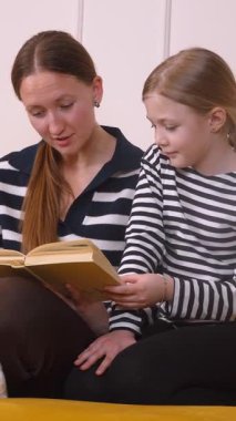 Hikaye sırasında ortaya çıkan sıcak anne-kız yakınlaşması, derin duygusal bağlar ve sessiz, hassas, dikey video yoluyla öğrenme yolculuğunu ortaya çıkarıyor.