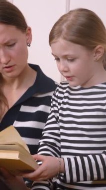 Hikaye sırasında ortaya çıkan sıcak anne-kız yakınlaşması, derin duygusal bağlar ve sessiz, hassas, dikey video yoluyla öğrenme yolculuğunu ortaya çıkarıyor.