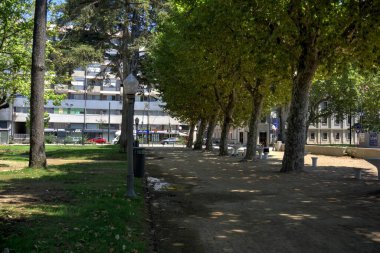Coimbra, Portekiz - 15 Ağustos 2022: Mondego Nehri 'ne komşu park manzarası (Parque da Cidade Manuel Braga)