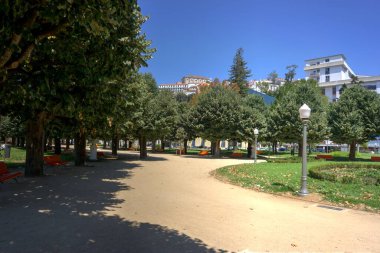 Coimbra, Portekiz - 15 Ağustos 2022: Mondego Nehri 'ne komşu park manzarası (Parque da Cidade Manuel Braga)