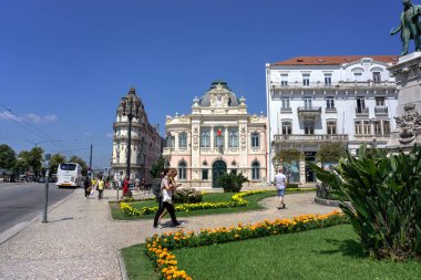Coimbra, Portekiz - 15 Ağustos 2022: Ana Meydan (Largo da Portagem) Joaquim Antonio de Aguiar 'ın turistlerle birlikte yürüdüğü mimari ve heykeli