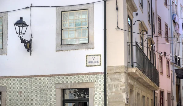 Coimbra Portugal Augustus 2022 Betegelde Straatsignalisatie Met Gedeeltelijk Betegelde Wand — Stockfoto