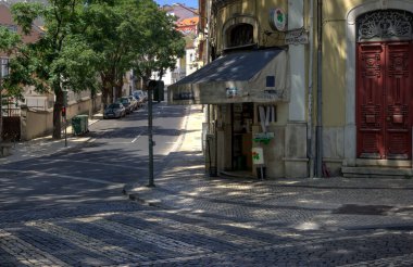 Coimbra, Portekiz - 15 Ağustos 2022: Köşedeki dükkan karakteri