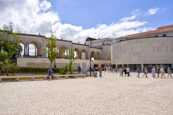 Fatima, Portekiz - 15 Ağustos 2022: Fatima Bazilikası Meryem Ana 'nın Sığınağı' nın etrafındaki kemerler ve çok sayıda hareketle turistler ön planda bulanıklaştı