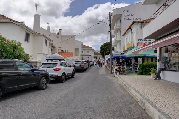 ポルトガルのファティマ 2022年8月15日 歩行者 自動車レストランやお店がぼやけている道路へのアクセス — ストック写真