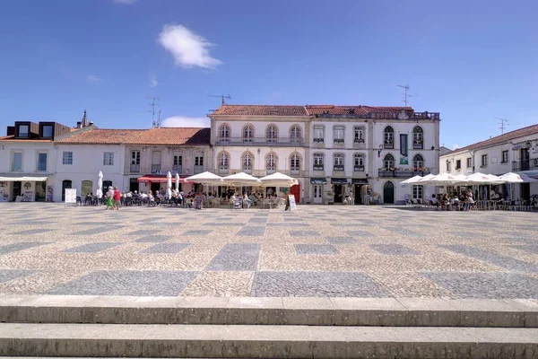 ポルトガルバタハ2022年8月15日 レストラン ショップ 多数の観光客がある町の広場いくつかの動きがぼやけ いくつかは外で食べたり飲んだり — ストック写真