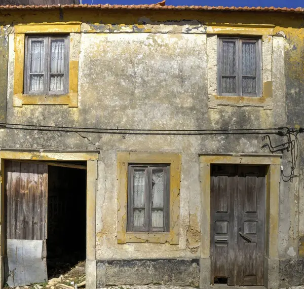 Кьяиос Португалия Августа 2022 Года Старый Полуразрушенный Дом Окрашен Желтый — стоковое фото